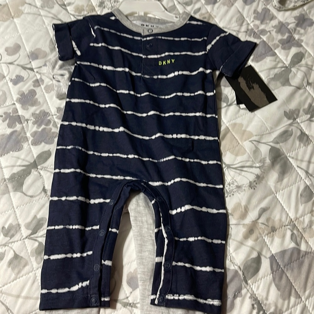 Cute boy’s DKNY matching set 3-6 mths